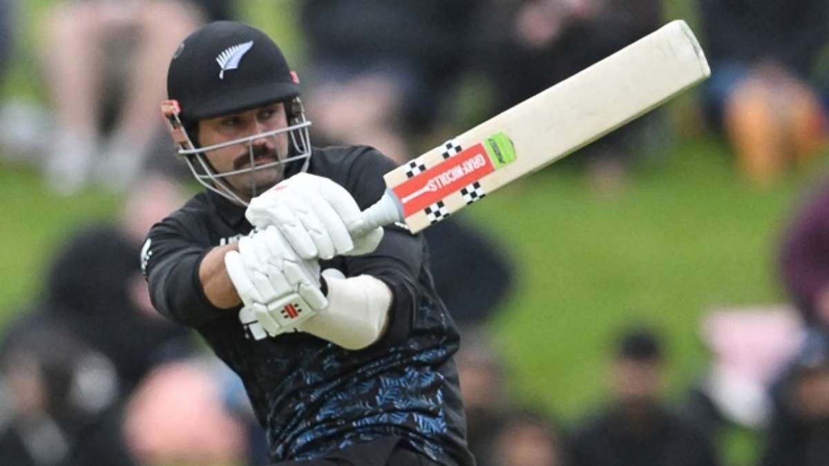 Live - Robinson falls but NZ in command
