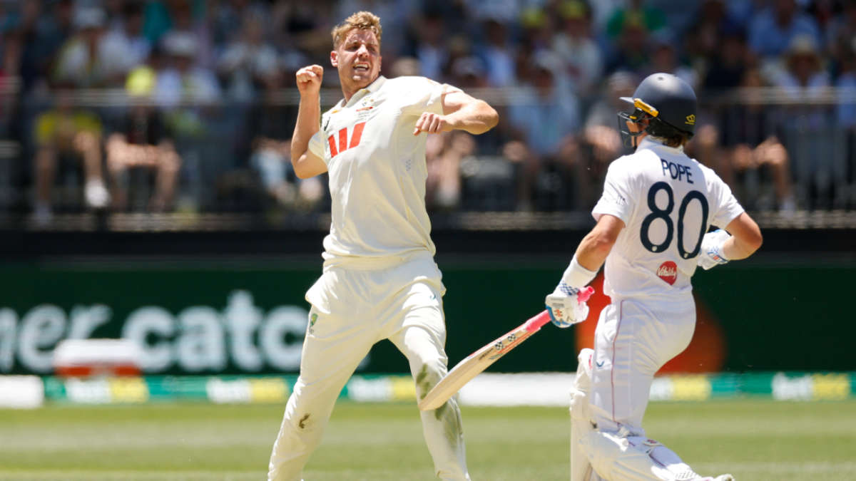 Live - Starc's blitz gives Australia the morning honours