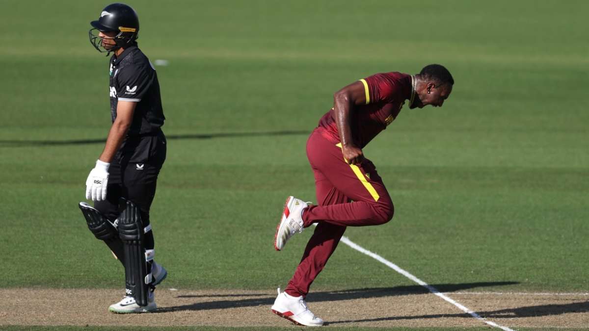 Live - Forde, Seales leave NZ three down