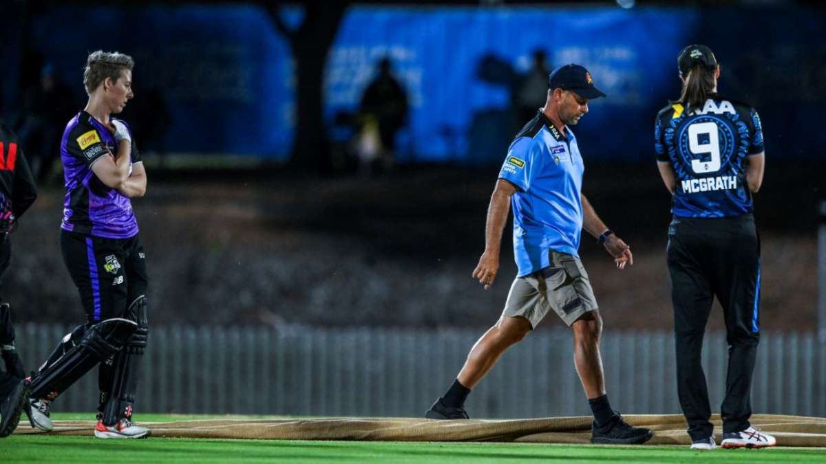 WBBL match abandoned due to hole in the pitch