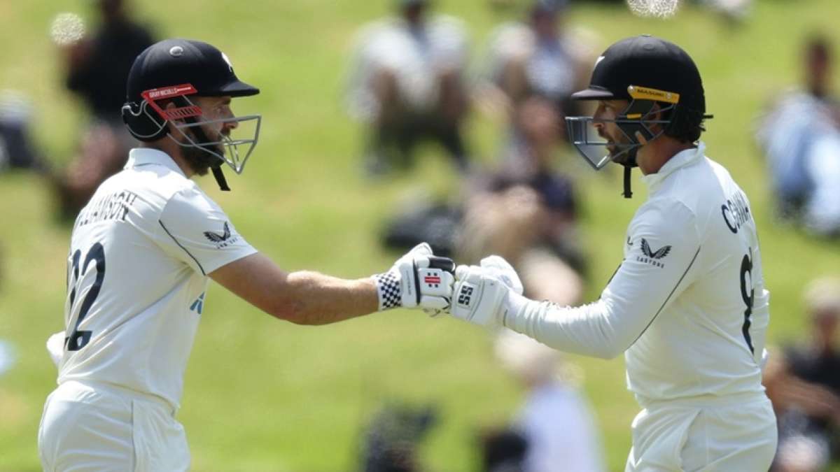 Live - Williamson settles in after Latham dismissal
