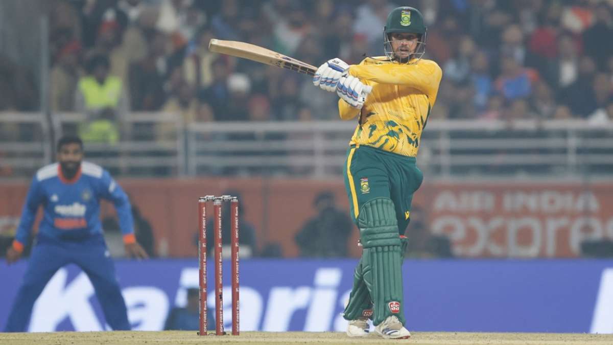 Live - De Kock comes out all guns blazing in 232 chase
