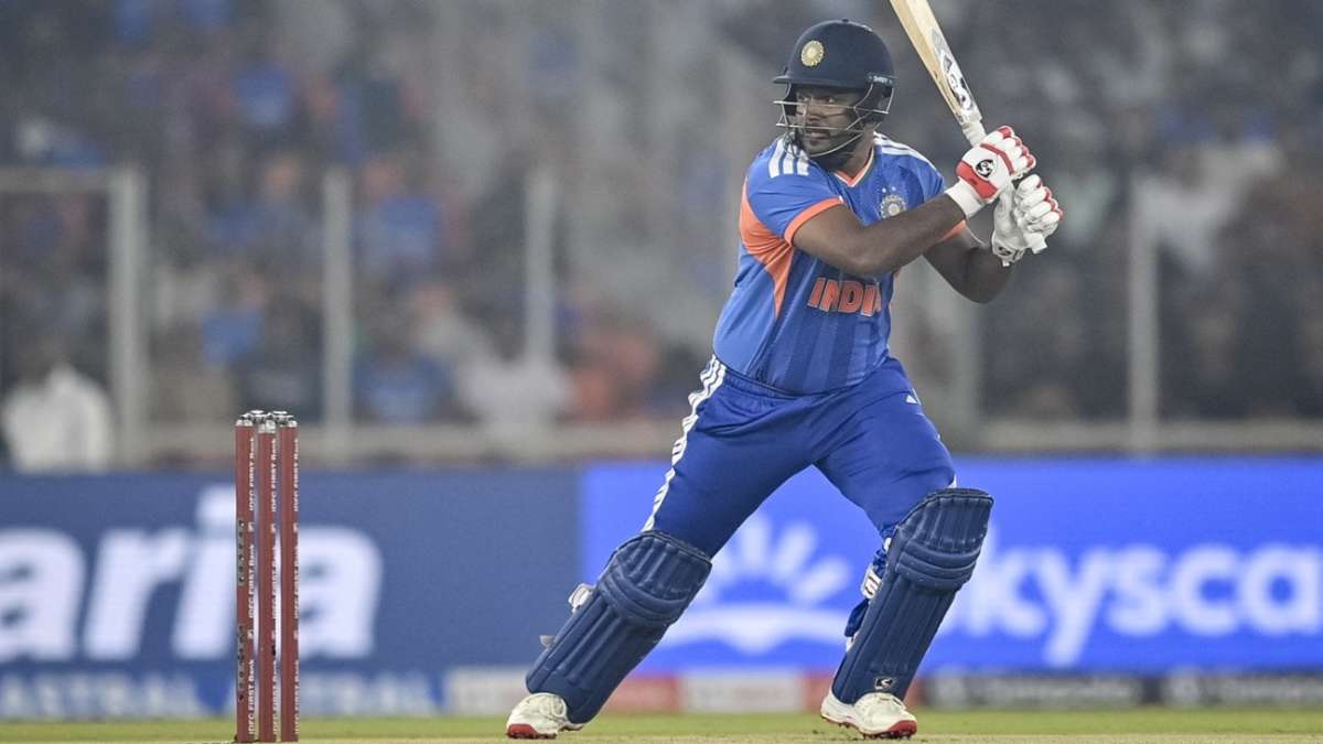 Live - Linde hits back with Samson wicket