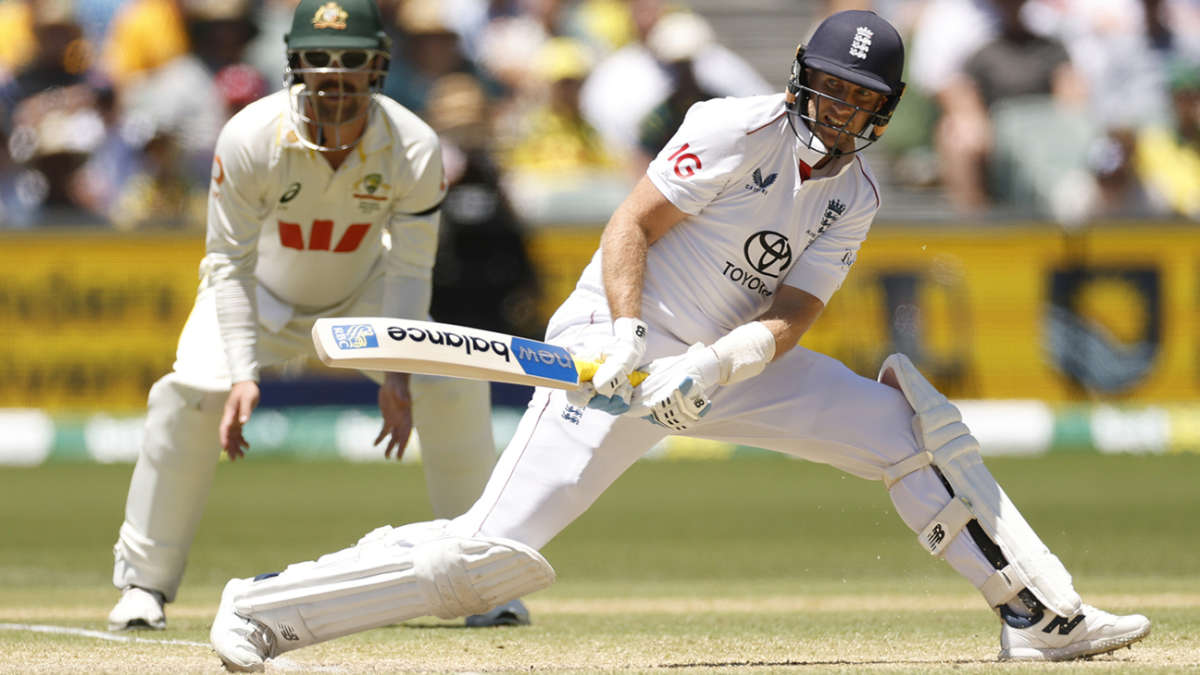 Live - Cummins breaks through to get Root for 13th time