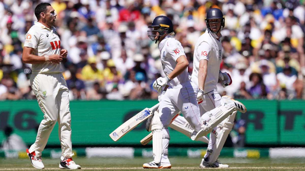 Live - Crawley, Bethell set England's sights on 175 target