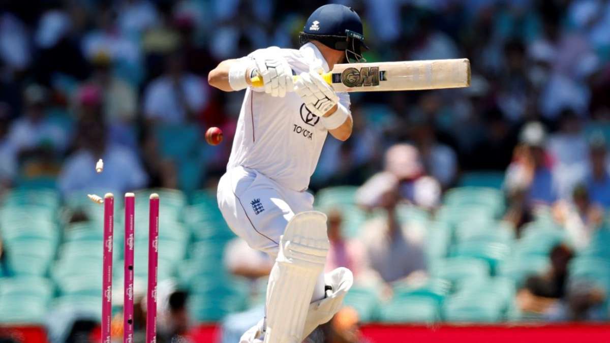 Live - Duckett chops Neser on for 42, England two down