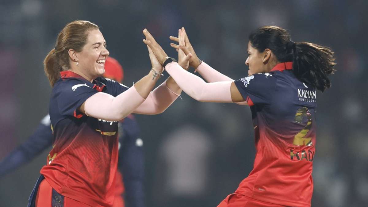 Live - De Klerk takes four to restrict MI to 154