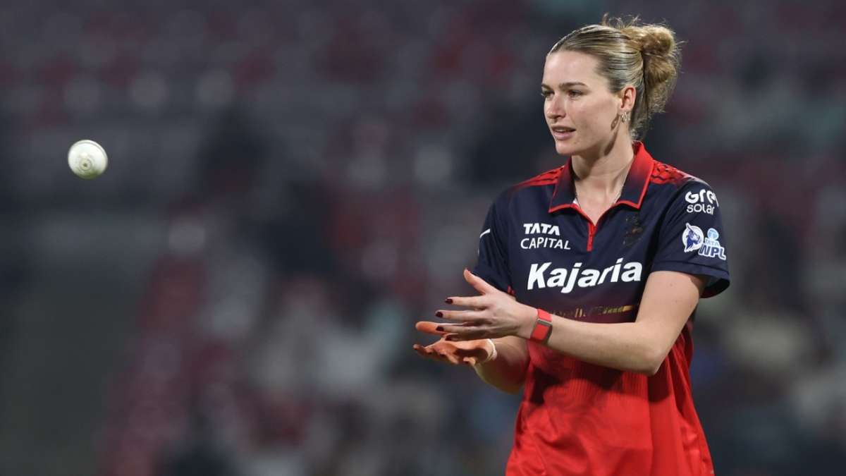 'She's not letting anyone touch the ball' - Lauren Bell goes dot dot dot