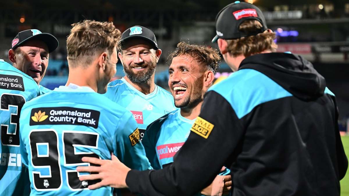 Zaman Khan's stunning final over hands Brisbane Heat come-from-behind win