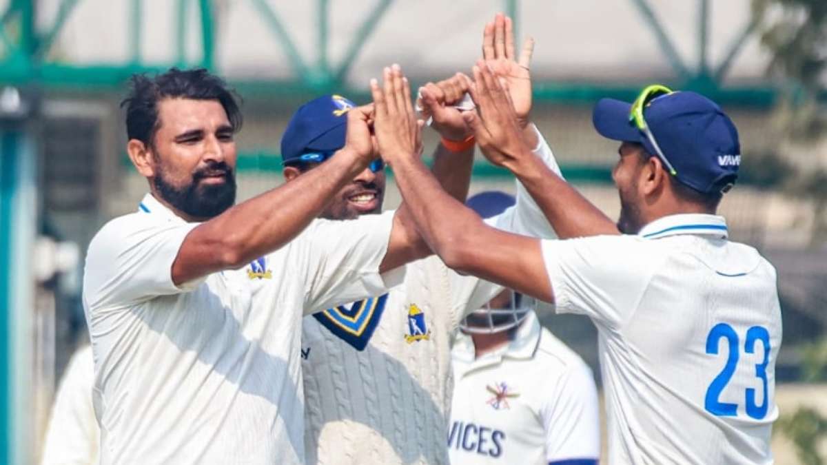 Live report - Mumbai in trouble against Karnataka; Mukesh strikes for Bengal