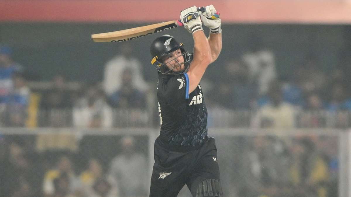 Live - Phillips falls short of fifty as NZ keep sliding