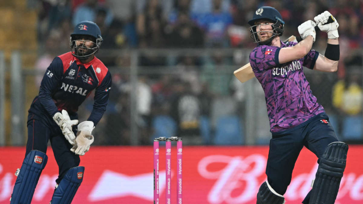 Live - Munsey falls at halfway mark after Jones fifty