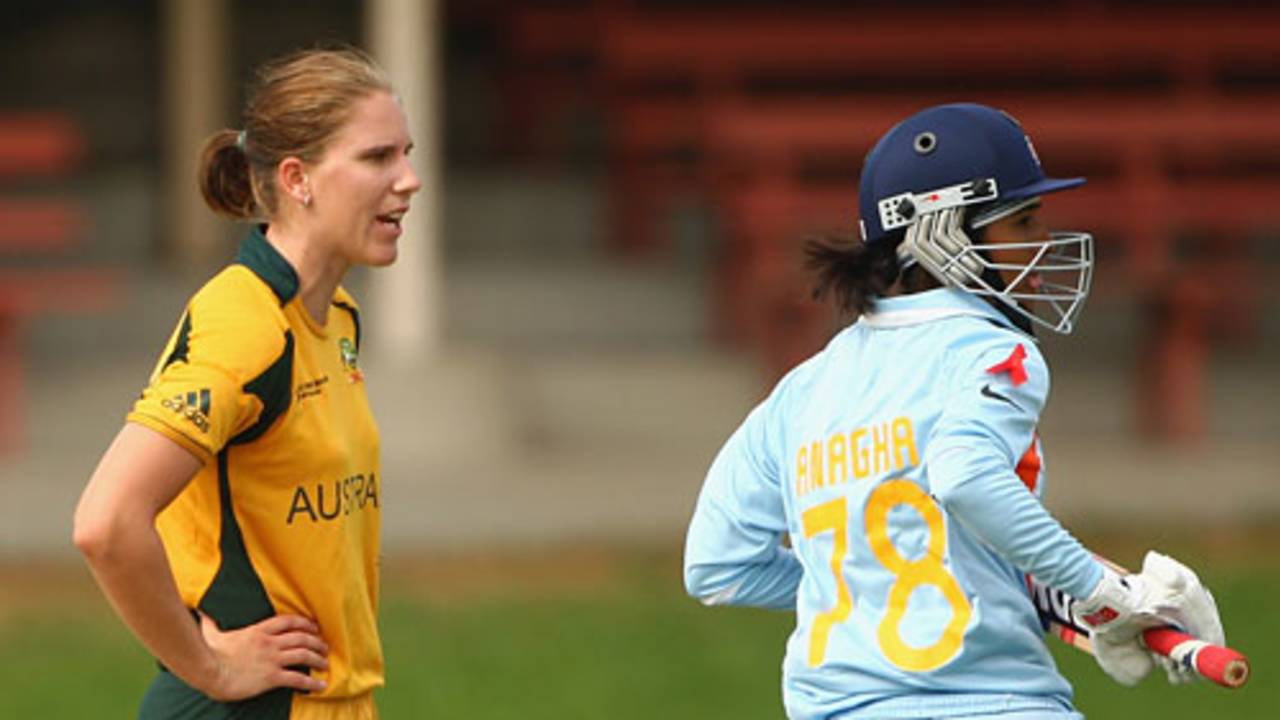 Emma Sampson vents her frustration as Anagha Deshpande runs past her, Australia v India, Super Six, women's World Cup, Sydney, March 14, 2009
