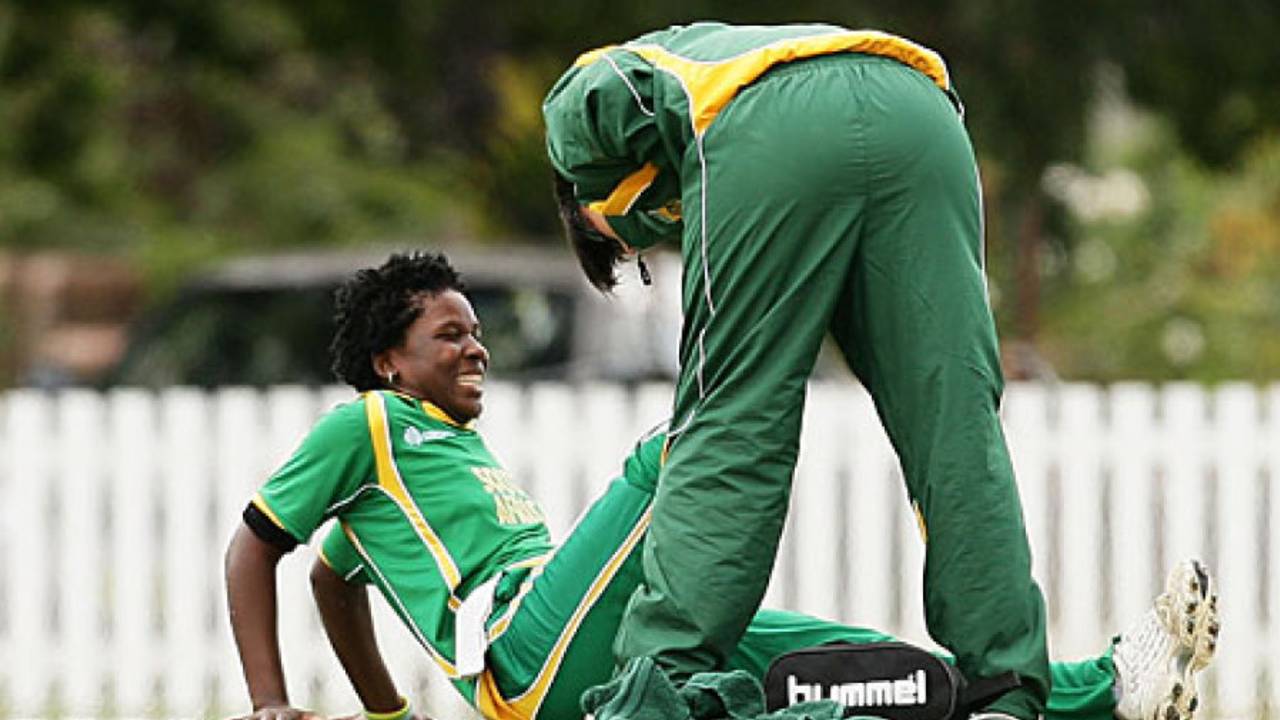 South Africa's physio inspects Marcia Letsoalo's injury, New Zealand v South Africa, Group A, women's World Cup, Bradman Oval, Bowral, March 12, 2009