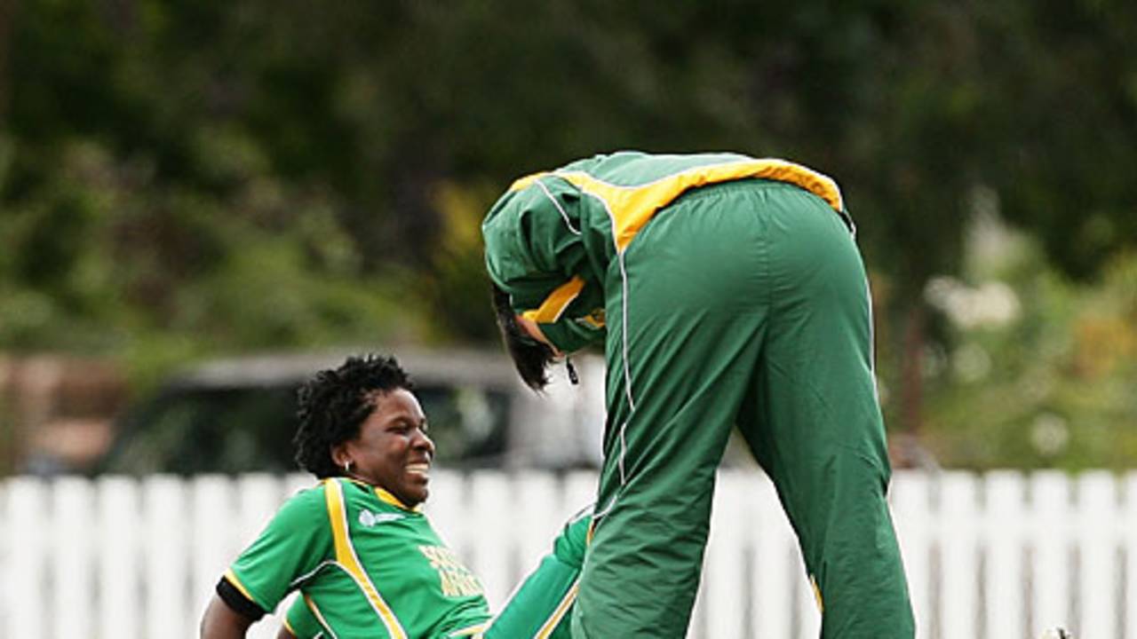South Africa's physio inspects Marcia Letsoalo's injury, New Zealand v South Africa, Group A, women's World Cup, Bradman Oval, Bowral, March 12, 2009