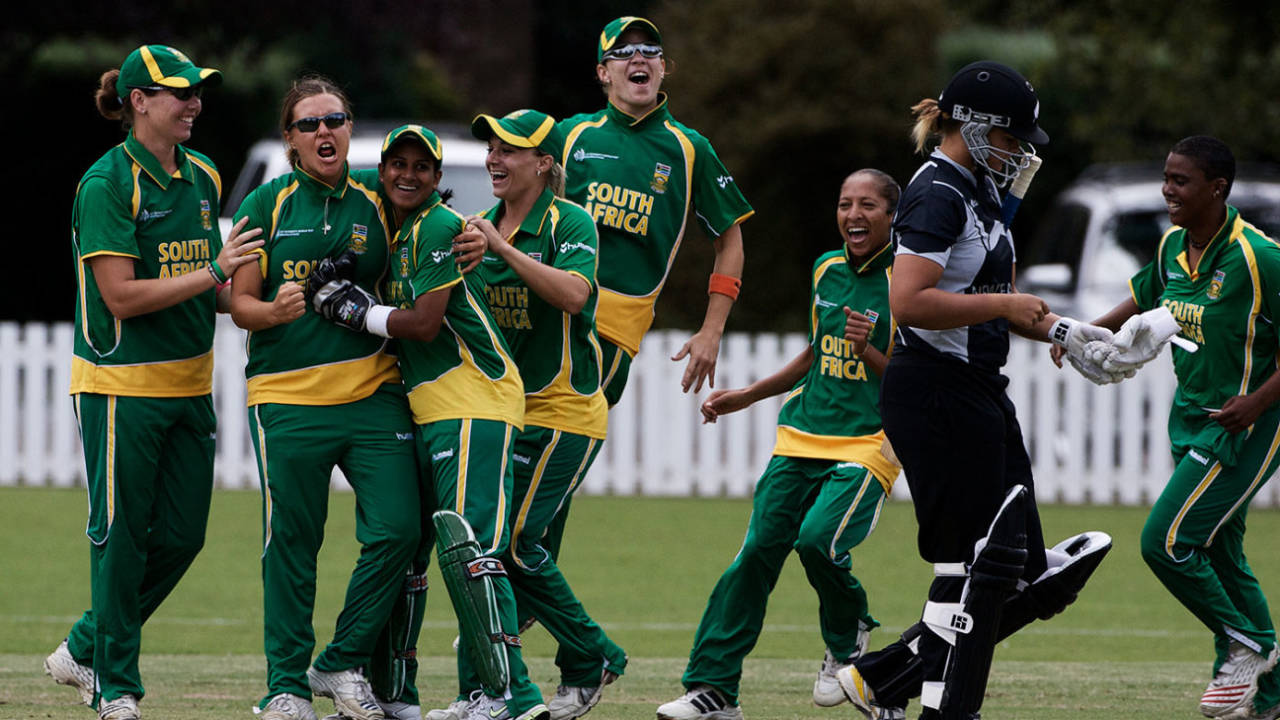 Charlize van der Westhuizen is congratulated for the wicket of Suzie Bates, New Zealand v South Africa, Group A, women's World Cup, Bradman Oval, Bowral, March 12, 2009
