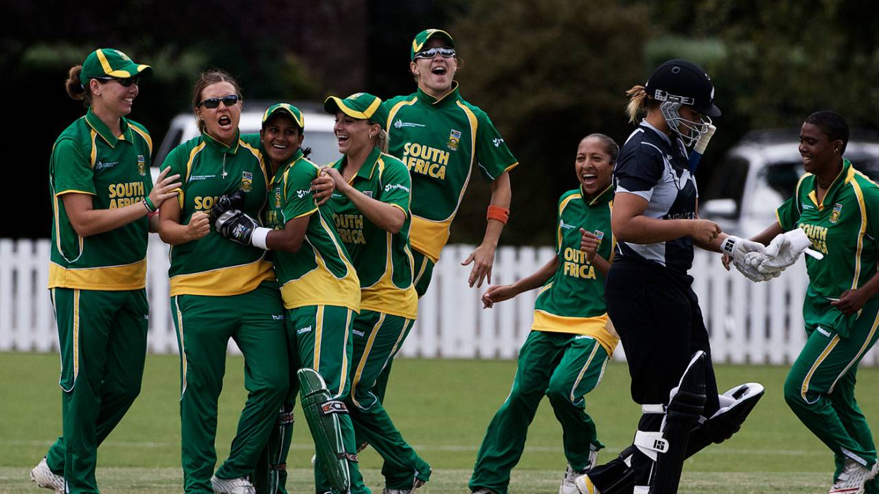 Charlize van der Westhuizen is congratulated for the wicket of Suzie Bates, New Zealand v South Africa, Group A, women's World Cup, Bradman Oval, Bowral, March 12, 2009