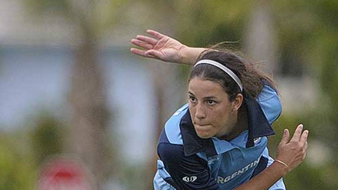 Catalina Greloni bowls against USA