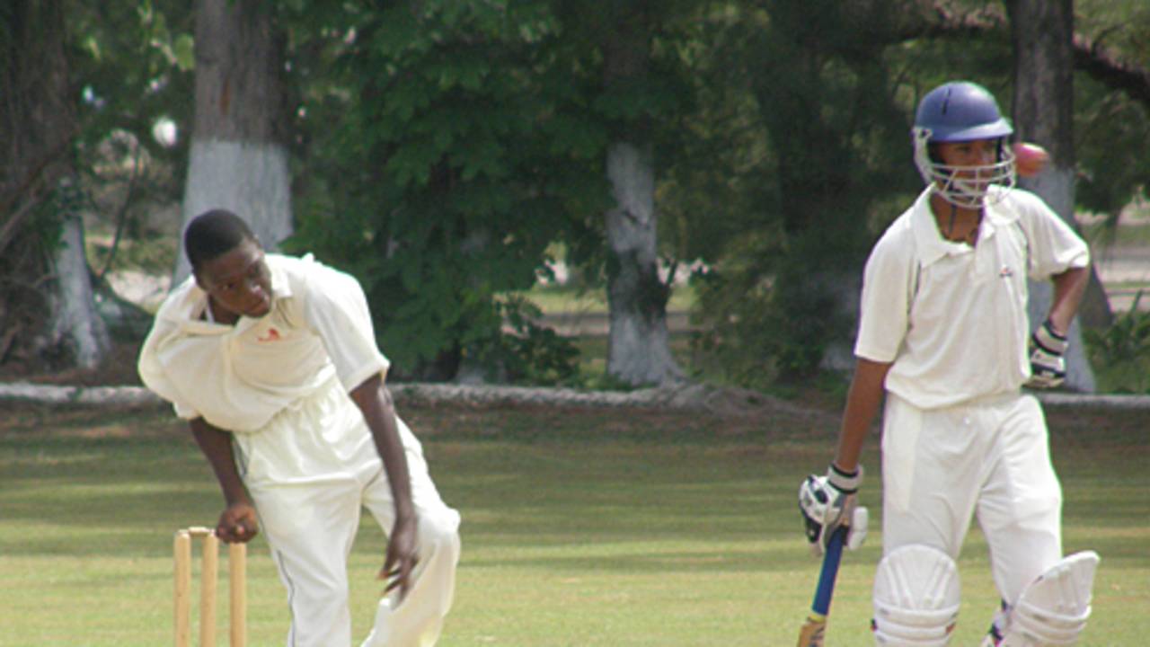 Odane Tucker in action, Bahamas U-15 v Cayman Islands U-15, ICC Americas Central Region Under-15 Tournament, Nassau, August 8, 2009