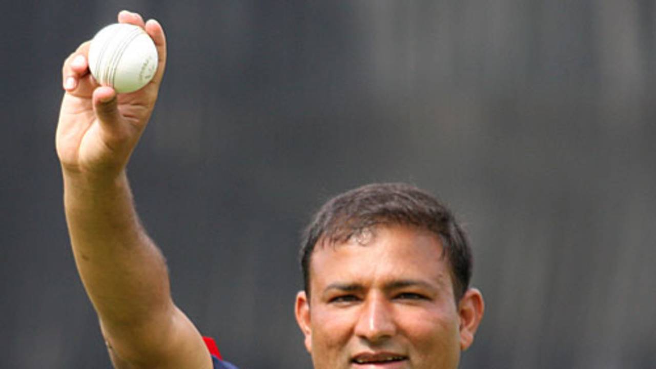 Aamer Waheed holds the ball up, Botswana v Norway, ICC World Cricket League Division 6, Singapore, September 5, 2009