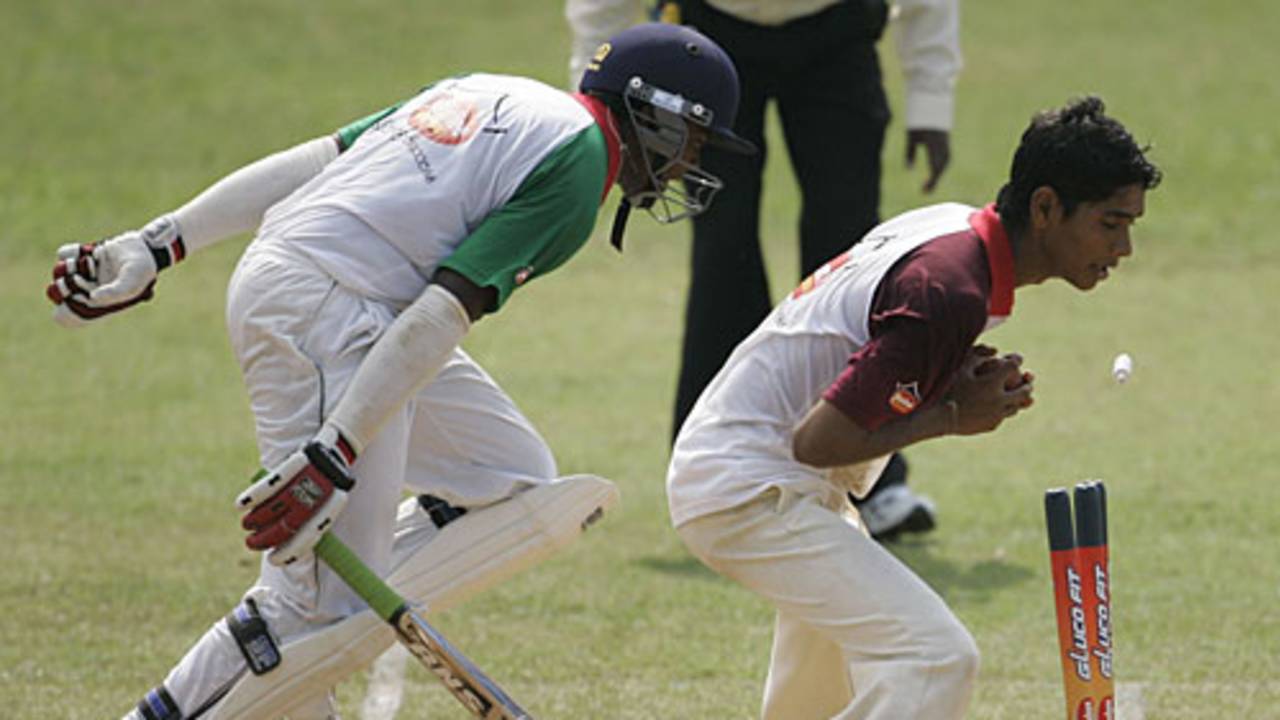 Prashan Wickremasinghe takes the bails off in a flash, Nalanda College v St Benedict's College, Glucofit Cricket Sixes, Colombo, October 18, 2009
