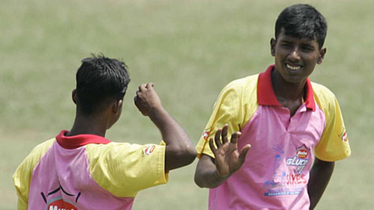 Rajeswar Nirujan gets the high fives after picking up a wicket, Jaffna Combine Schools v Richmond College, Glucofit Cricket Sixes, Colombo, October 18, 2009