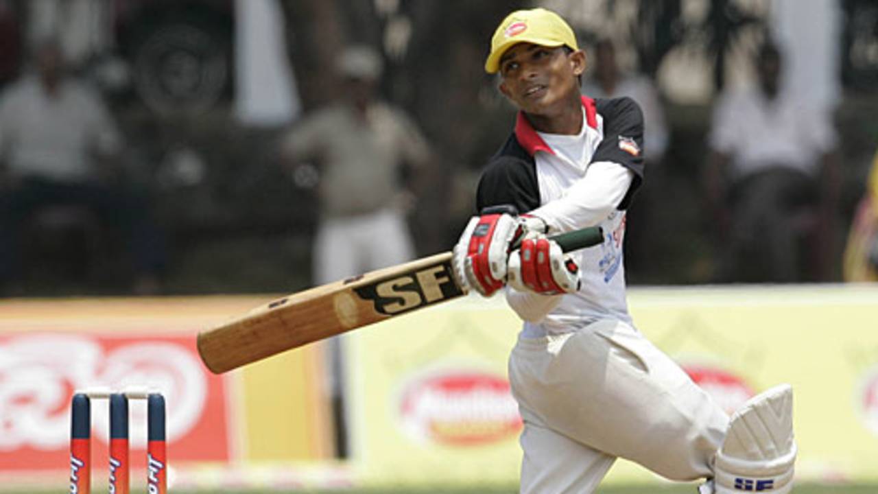 Hashan Perera goes on the attack, Mahanama College v St. Joseph's College, Glucofit Cricket Sixes, Colombo, October 18, 2009