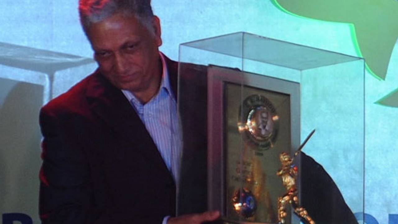 Mohinder Amarnath with his CK Nayudu lifetime achievement award, Mumbai, December 6, 2009