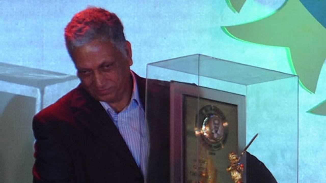 Mohinder Amarnath with his CK Nayudu lifetime achievement award