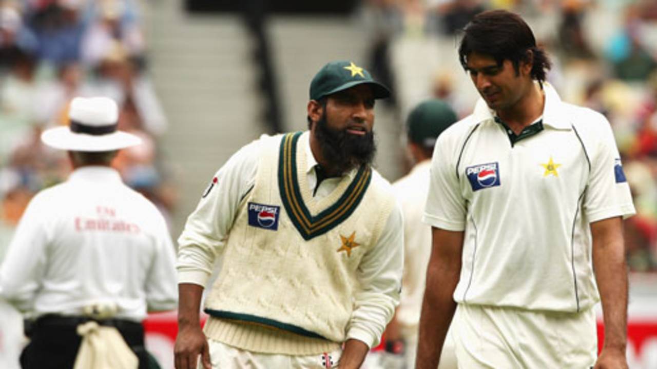 Mohammad Yousuf chats with Abdur Rauf on the second morning
