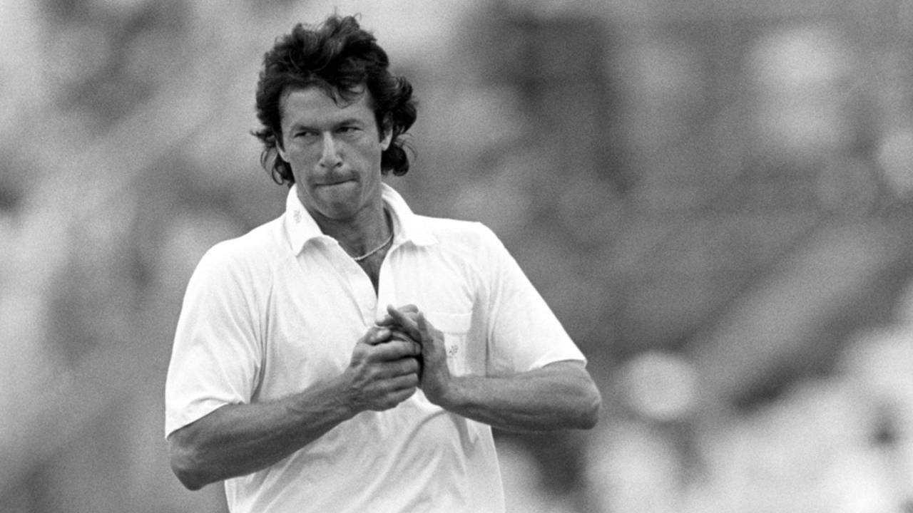 Imran Khan shines the ball, England v Pakistan, 5th Test, The Oval, 4th day, August 10, 1987