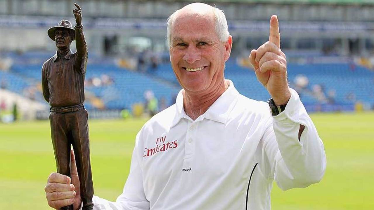 Rudi Koertzen was presented with a bronze statue to mark his 108th and final Test, Pakistan v Australia, 2nd Test, Headingley, 4th day, July 24 2010