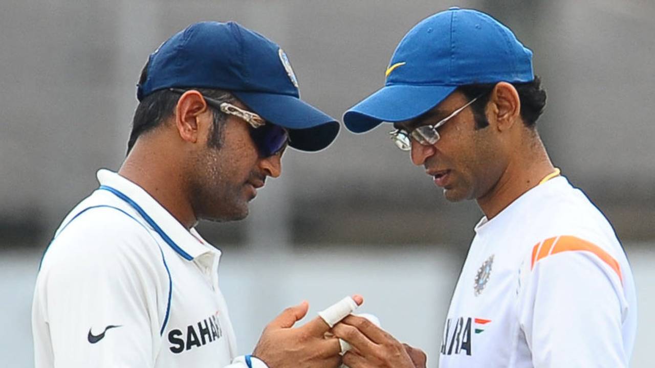 MS Dhoni has his finger examined by Indian physiotherapist Nitin Patel, Sri Lanka v India, 3rd Test, P Sara Oval, 1st day, August 3, 2010