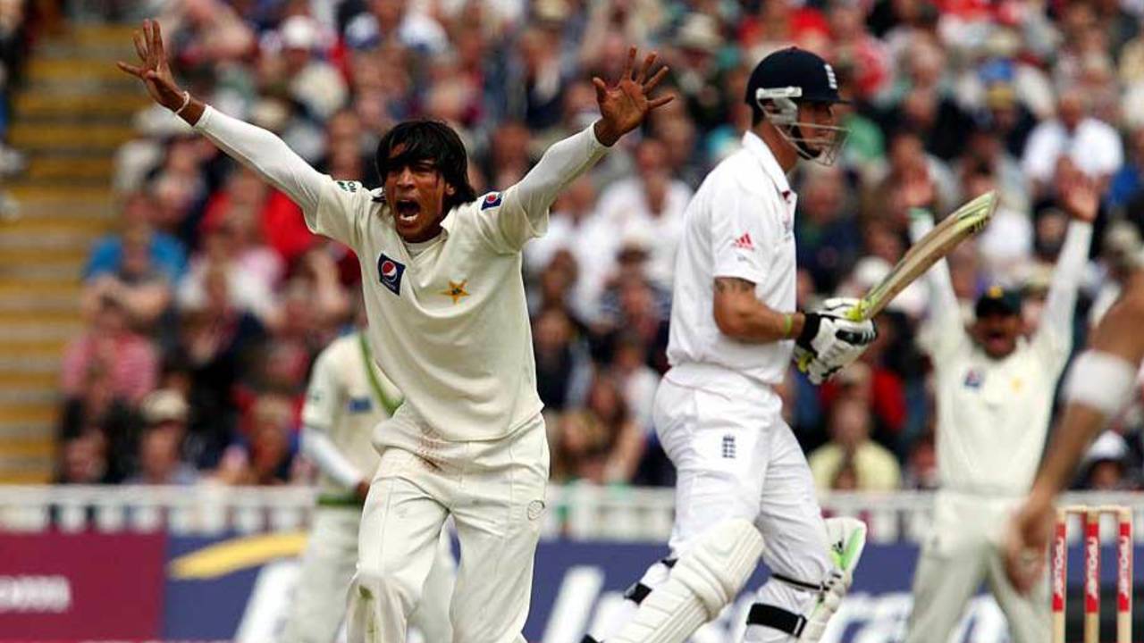 Mohammad Amir has a big appeal against Kevin Pietersen turned down, England v Pakistan, 2nd Test, Edgbaston, August 7, 2010`