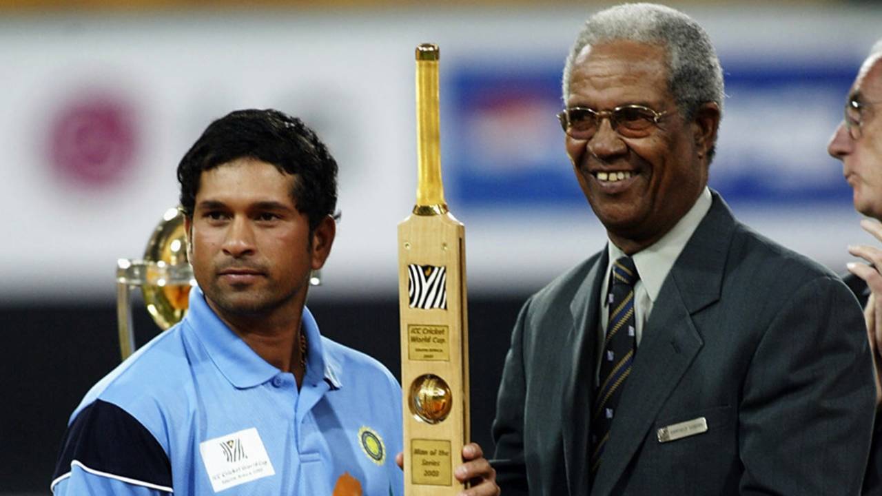 Sachin Tendulkar receives Man of the Tournament award from Sir Garfield Sobers, Australia v India, World Cup final, Johannesburg, March 23, 2003