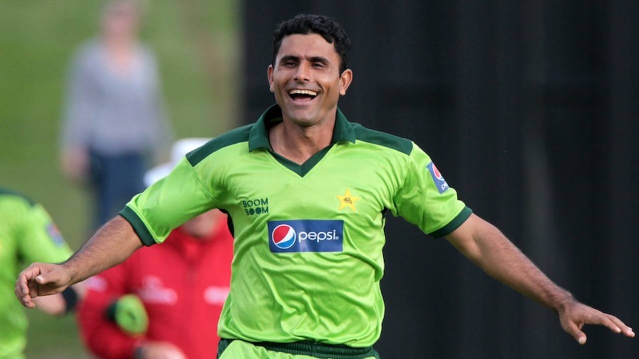 Abdul Razzaq celebrates after dismissing Jesse Ryder first ball, New Zealand v Pakistan, 2nd Twenty20, Hamilton, December 28, 2010