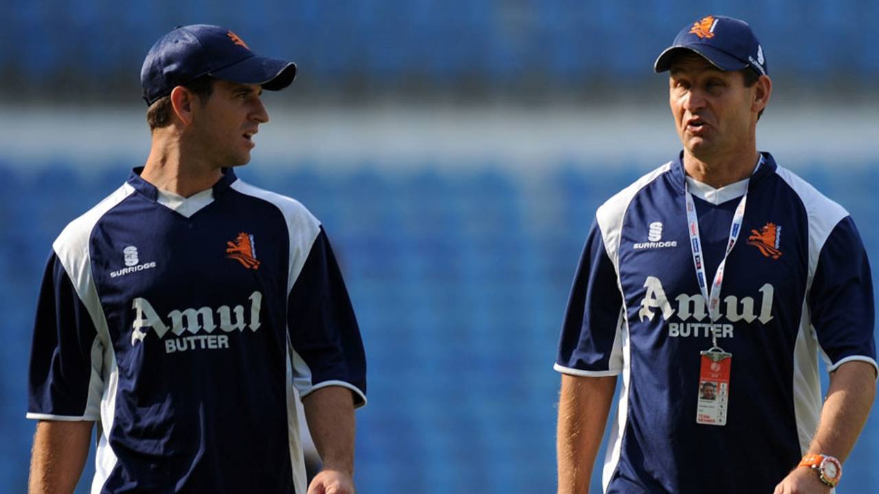 Ryan ten Doeschate and Netherlands coach Peter Drinnen at a training session
