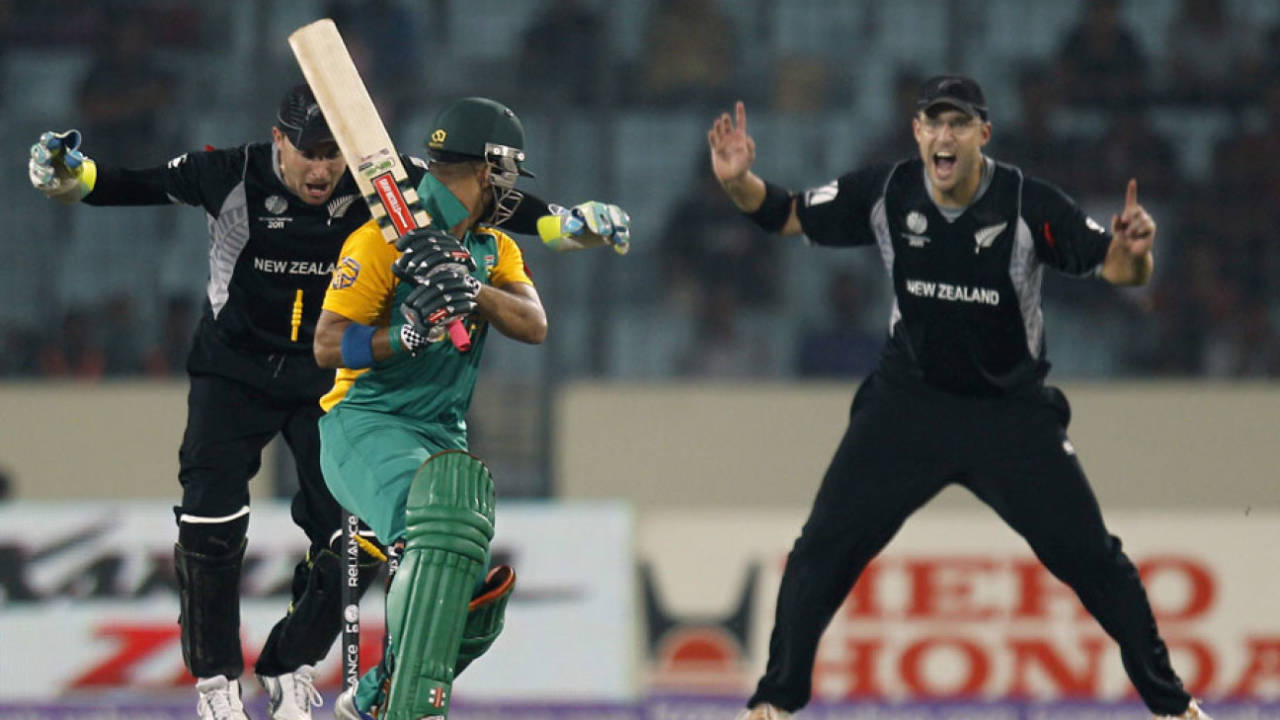 JP Duminy's attempt to cut a straight delivery was a case of panic setting in&nbsp;&nbsp;&bull;&nbsp;&nbsp;Associated Press