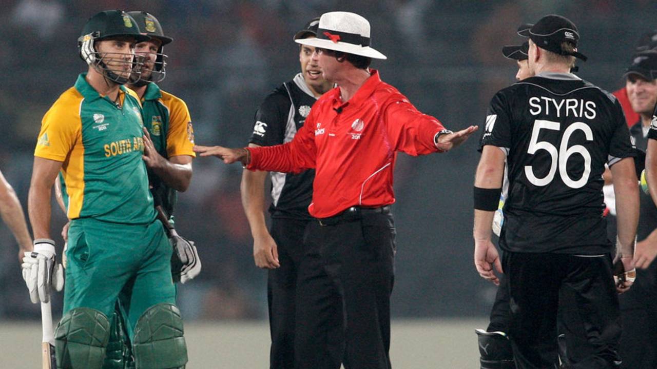 Nigel Llong intervenes in an argument between Faf du Plessis and Scott Styris, New Zealand v South Africa, 3rd quarter-final, World Cup, March 25, 2011