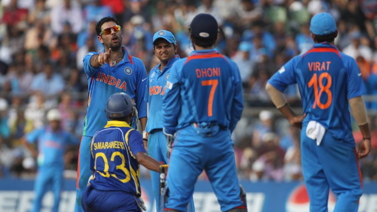 Yuvraj Singh implores MS Dhoni to call for a review after his appeal for Thilan Samaraweera's wicket was turned down, India v Sri Lanka, final, World Cup 2011, Mumbai, April 2, 2011