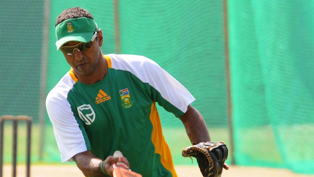 Vincent Barnes, South Africa's assistant coach, at training
