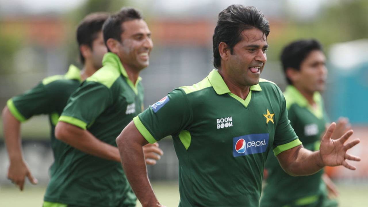 Assistant coach Aaqib Javed warms up with the team, Auckland, December 21, 2011