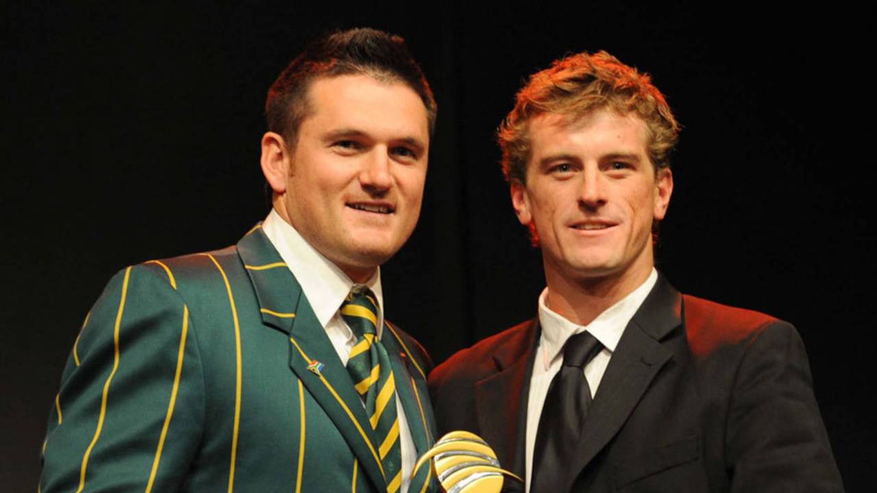 Dane Vilas receives the domestic newcomer of the year award from Graeme Smith, Johannesburg, June 30, 2009