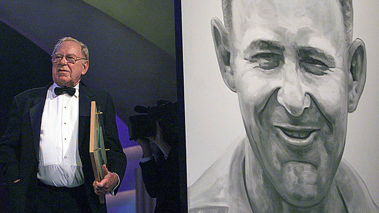 Arthur Morris accepts his Hall of Fame award , Melbourne, February 12, 2001