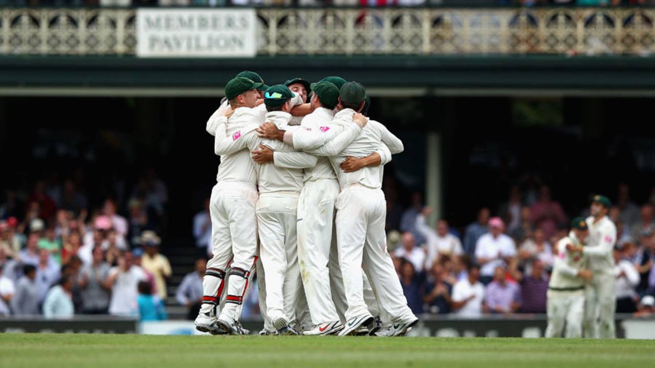 Australia get into a huddle after going 2-0 up, Australia v India, 2nd Test, Sydney, 4th day, January 6, 2012