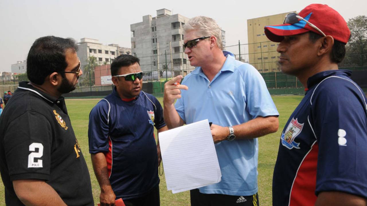 Dean Jones talks to the Chittagong Kings coaching staff&nbsp;&nbsp;&bull;&nbsp;&nbsp;Chittagong Kings