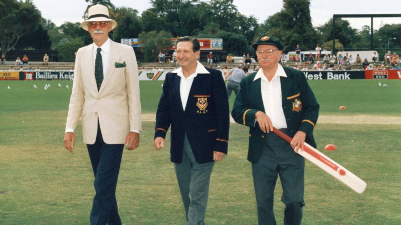 Les Favell, flanked by Dr Donald Beard on the left and Don Bradman on the right, at his testimonial match, 1987