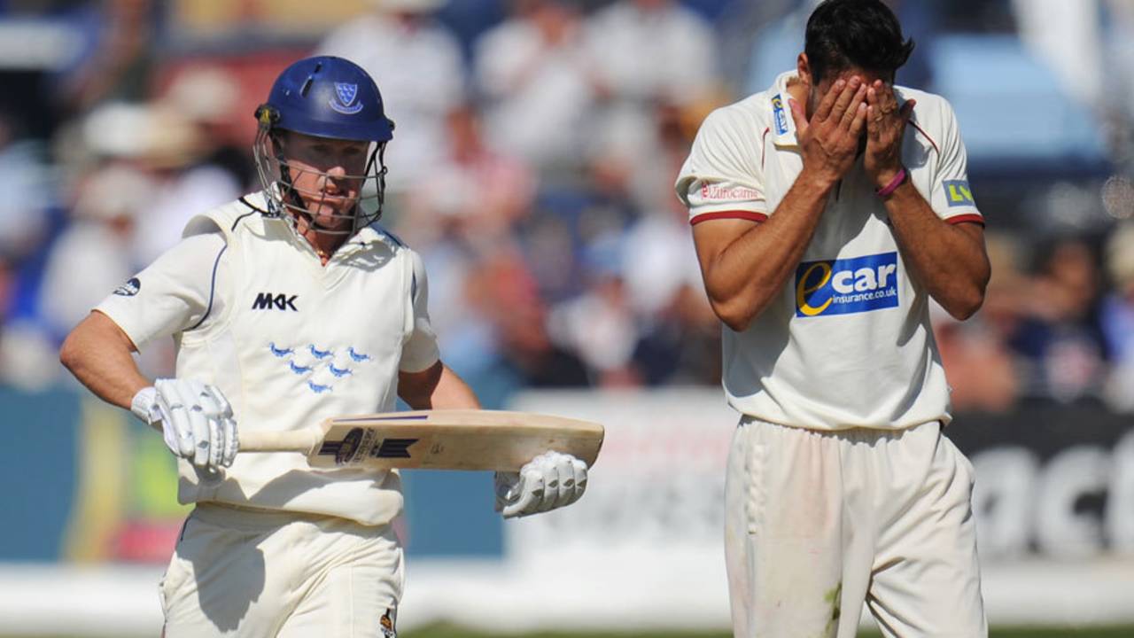 Sajid Mahmood holds his head in his hands as Murray Goodwin completes a run, Sussex v Somerset, County Championship, Division One, Hove, 2nd day, September 5, 2012