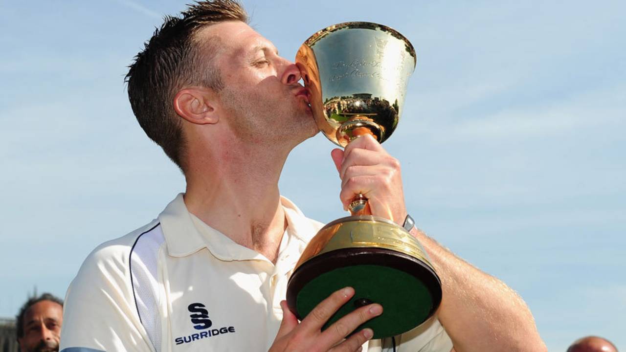 Jim Troughton kisses the trophy after Warwickshire's Championship win, Worcestershire v Warwickshire, County Championship, Division One, New Road, 3rd day, September 6, 2012