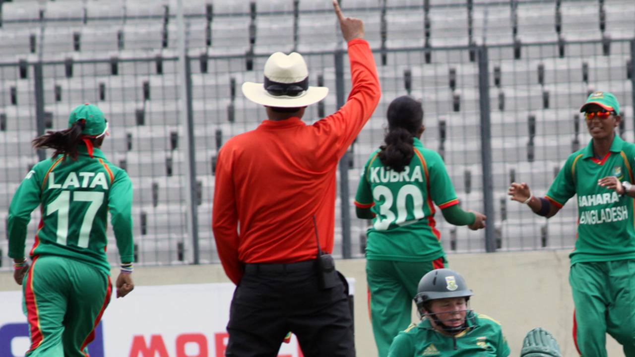 Sunette Loubser is run out, Bangladesh Women v South Africa Women, 1st T20I, Dhaka, September 11, 2012